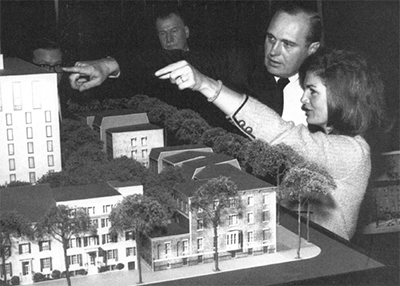 John Carl Warnecke and First Lady Jacqueline Kennedy discuss plans for Lafayette Square and the New Executive Office Building in September 1962.