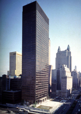 Seagram Building (New York City, NY, U.S.A.) by Ludwig Mies van der Rohe (1957).