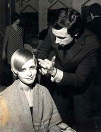 Twiggy having her hair cut by Leonard of Mayfair (also known as Leonard Lewis) at No 6 Upper Grosvenor Street, London W1, U.K.