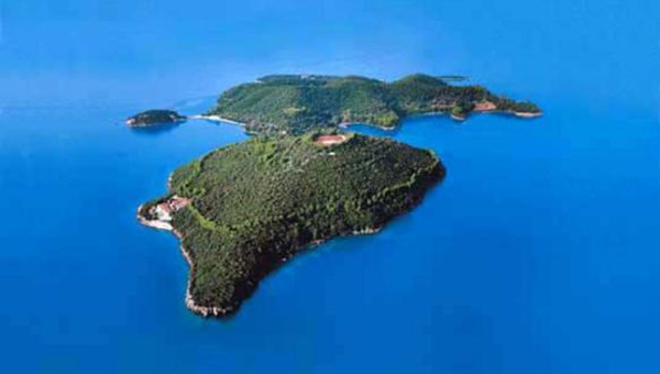SKORPIOS is primarily known as the private island of the late Greek shipping billionaire ARISTOTLE ONASSIS. Click on the photo to check out FAMOUS PRIVATELY OWNED ISLANDS & LUXURY ISLANDS FOR SALE OR RENT.